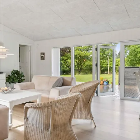 Lovely Summer House Close To Stillinge Beach, Holiday home *